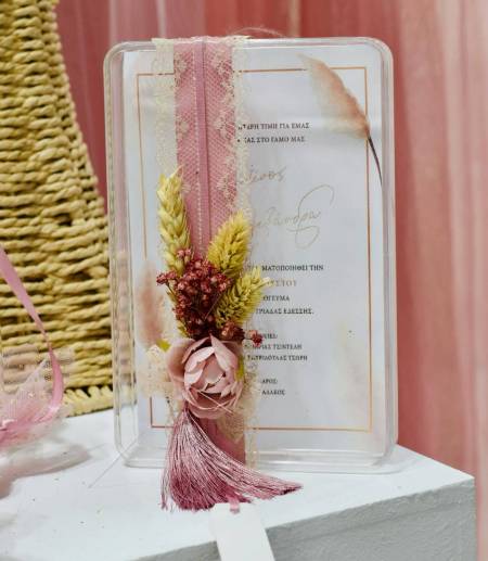 Μπομπονιέρα γάμου ή βάπτισης πλεξιγκλάς κουτί με κάρτα προσκλητήριο στολισμένο με αποξηραμένα λουλούδια