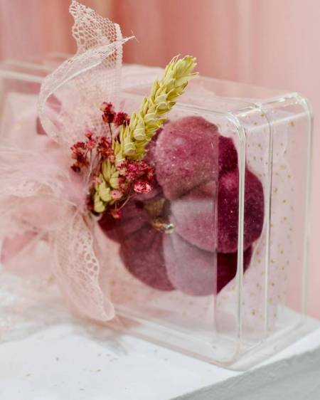 Μπομπονιέρα γάμου η βάπτισης πλεξιγκλάς κουτί με κολοκύθα βελούδινη