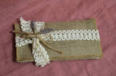 Μπομπονιέρα προσκλητήριο λινάτσα φάκελος στολισμένη με βαμβακερή δαντέλα και αποξηραμένα βότανα