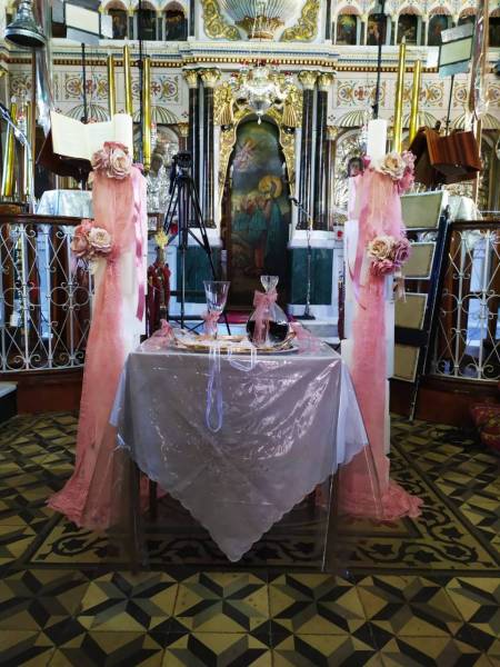 Λαμπάδες γάμου στήλες απο κερί σε τετράγωνους κύβους στολισμένη με υφάσματα και δαντέλες  και υφασμάτινα λουλούδια