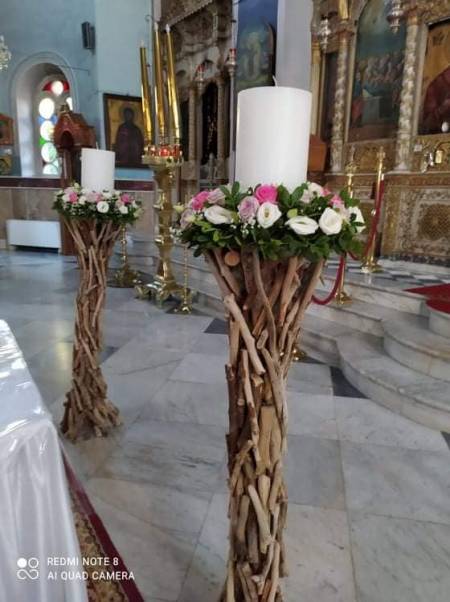 Λαμπάδες γάμου με κηροστάτη από θαλασόξυλα σε γκρί καφέ χρώμα και στεφάνι από λουλούδια και κερί κορμό 30 εκ