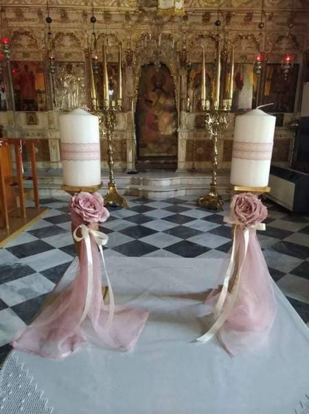 Λαμπάδες γάμου επιτραπέζιες κηροστάτες σε χρυσό χρώμα στολισμένη με λουλούδια υφασμάτινα