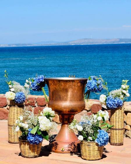 Στολισμός κολυμπήθρας με μπλέ ορτανσίες φρέσκες