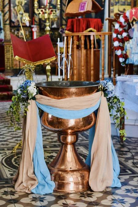 Στολισμός κολυμπήθρας σε χρώματα καφέ γαλάζια με υφασμάτινα λουλούδια