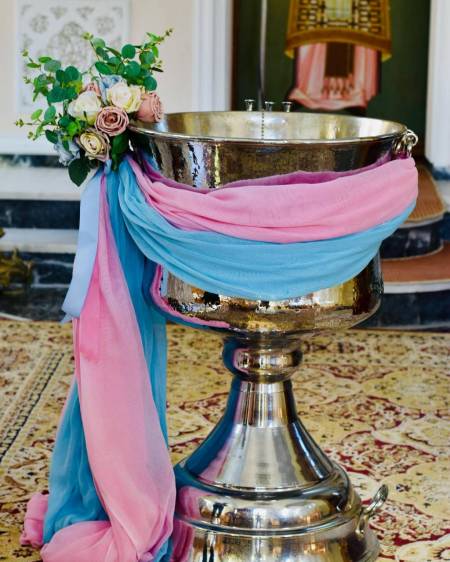 Στολισμός βάπτισης με γαλάζιο ροζ για διδυμάκια με υφασμάτινα λουλούδια