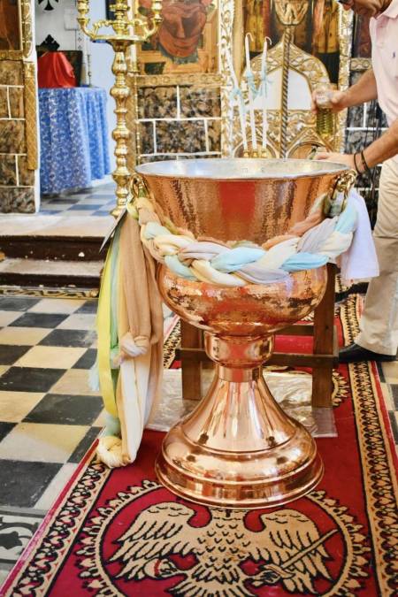 Στολισμός κολυμπήθρας με υφάσματα σε τρια χρωματα πλεξούδα και ξύλινο στοιχείο με θέμα το ταξίδι