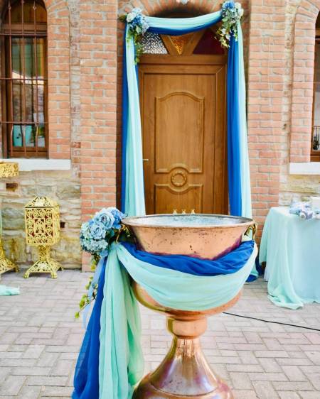 Στολισμός κολυμπήθρας με υφασμάτινα λουλούδια σε χρώματα γαλάζια και μπλε