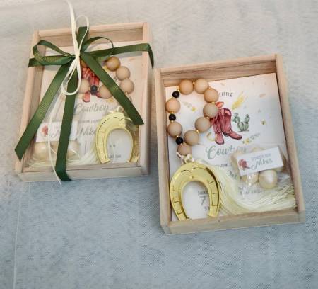 Μπομπονιέρα βάπτισης ξύλινο κουτάκι με διάφανο καπάκι και μέσα γούρι με πέταλο και κάρτα προσκλητήριο με θέμα  τον caw boy