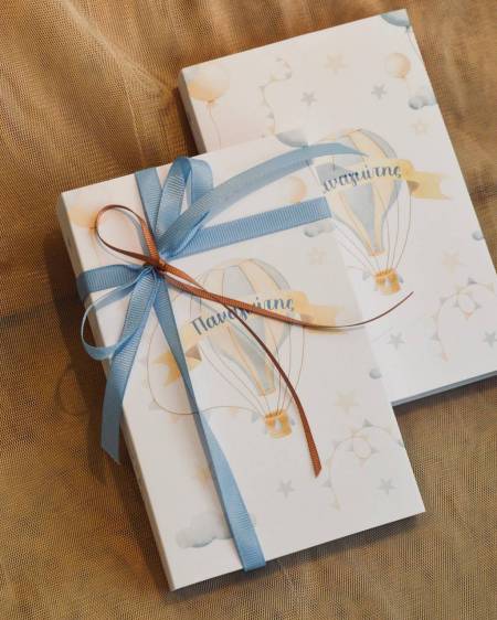 Μπομπονιέρα βάπτισης συρταρωτό χάρτινο κουτί με μέσα κάρτα προσκλητήριο και κουφέτα και σαπουνάκια με θέμα το αεροπλάνο και αερόστατο