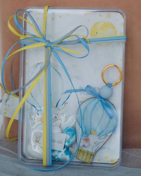 Μπομπονιέρα βάπτισης πλεξιγκλάς κουτί με μπρελόκ ξύλινο εκτυπωμένο με θέμα το ελεφαντάκι στο αερόστατο