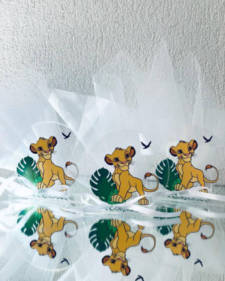 Εκτυπωμένο στρογγυλό 10 εκ πλεξιγκλάς με το lion king και βάση με εκτύπωση το όνομα του παιδιού