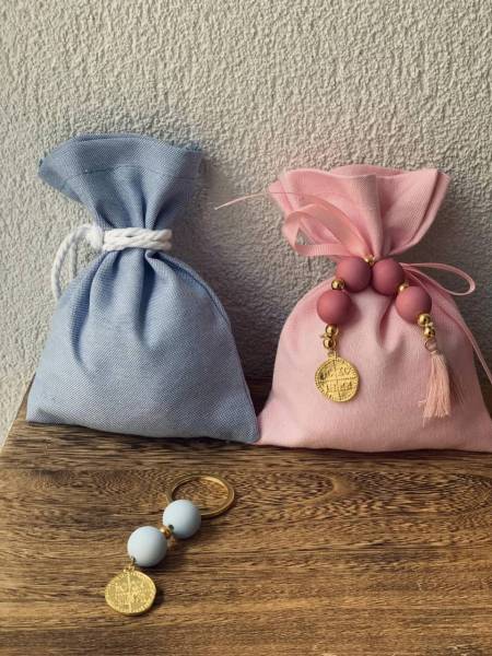 Μπομπονιέρα πουγκί με μπρελόκ ή μπεγλέρι με κωνσταντινάτο