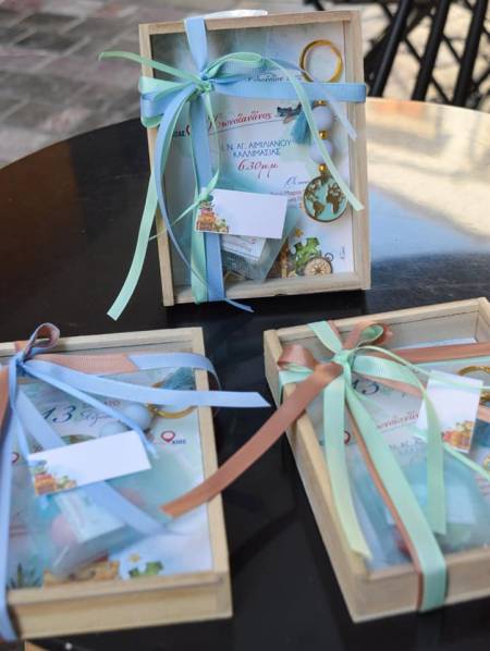 Μπομπονιέρα βάπτισης ξύλινο κουτί με διάφανο πλεξιγκλάς καπάκι  και μπρελόκ υδρόγειο