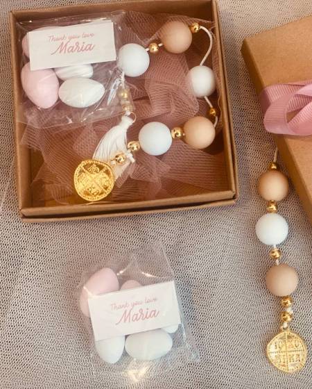 Μπομπονιέρα βάπτισης χάρτινο κουτάκι κραφτ με μέσα μπεγλέρι με ματ χάντρες και κωνσταντινάτο και φουντάκι