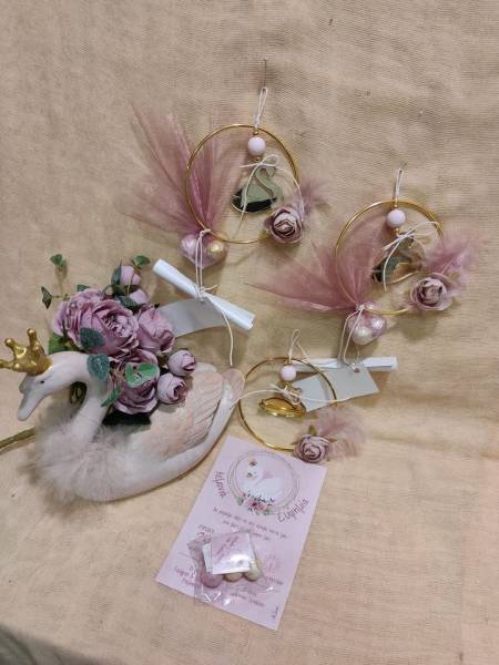 Μπομπονιέρα βάπτισης χρυσό στεφάνι με κύκνο τριαντάφυλλο και πούπουλα