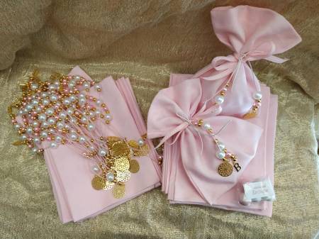 Μπομπονιέρα βάπτισης πουγκί κλεισμένο με μπεγλέρι με πέρλες και μονόγραμμα  και μεταλλική ονειροπαγίδα χρυσή