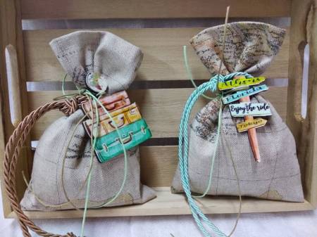 Μπομπονιέρα βάπτισης πουγκί με θέμα travel και ξύλινο εκτυπωμένο στοιχείο