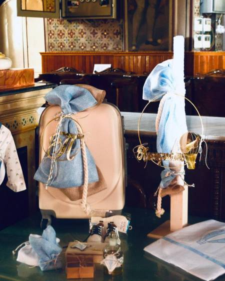 Βαπτιστικό πακέτο βαλίτσα με χρυσό πλεξιγκλάς όνομα και αερόστατο