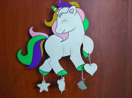 Ξύλινος μονόκερος με στοιχεία γεννησης