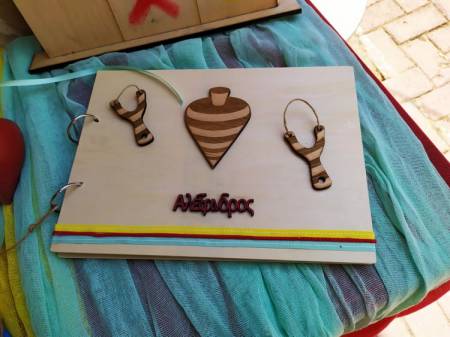 Ευχολόγιο ξύλινο με θέμα την σβούρα