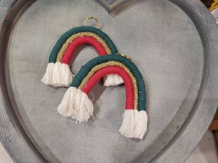 Μακραμέ ουράνιο τόξο μπρελόκ σε χριστουγεννιάτικα χρώματα