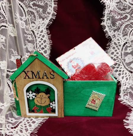 Ξύλινο κουτάκι πράσινο με σαπούνια και κάρτα για την δασκάλα ή τον δάσκαλο