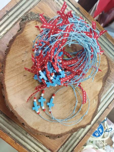 Βραχιολάκι με μπλε κορδονάκι και γαλάζιο σταυρό και κορδέλα Κ63