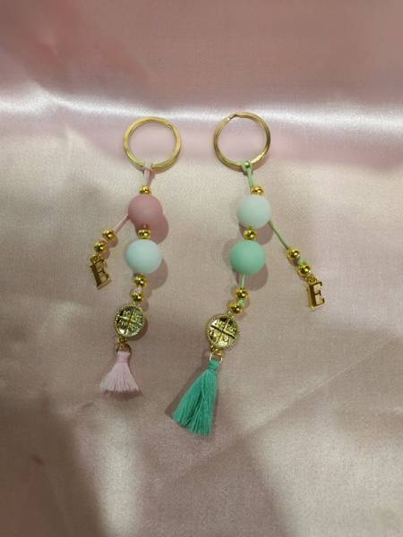 Μπρελόκ κωνσταντινάτο με φούντα μονόγραμμα και ματ χάντρες