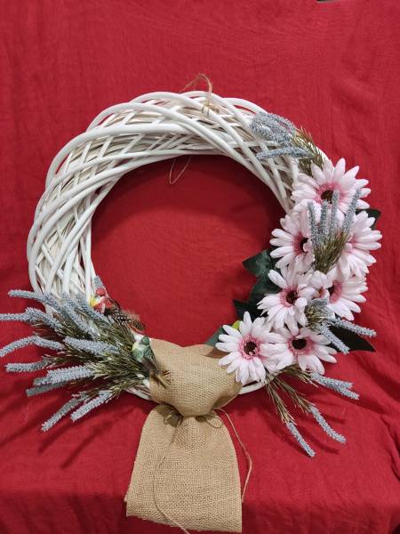 Στεφάνι πλεκτό λευκό 50 εκ με ροζ ζέρμπερες