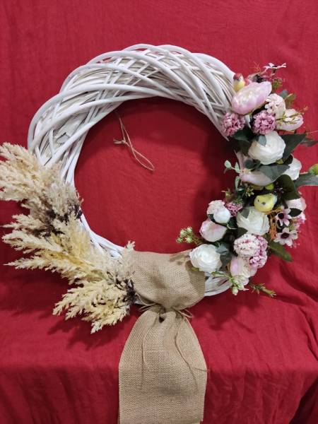 Στεφάνι πλεκτό λευκό 50 εκ με παιώνιες