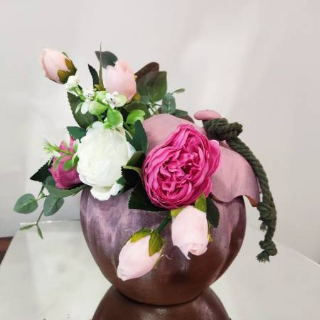 Πήλινη κολοκύθα ανοιγόμενη γεμάτη με λουλούδια