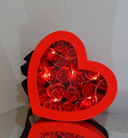 Χάρτινο κουτι καρδιά με soap flowers T201