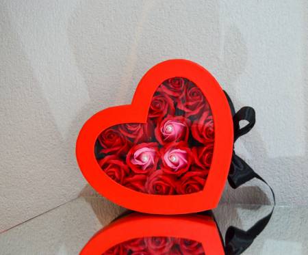 Χάρτινο κουτί καρδιά με soap flowers  T205