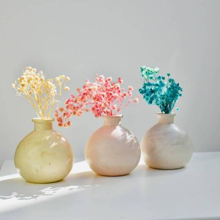 Μπομπονιέρα γύψινο βαζάκι με αποξηραμένα λουλούδια